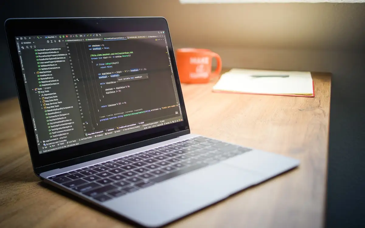 Werkplek met zakelijke software en administratie op een computerscherm