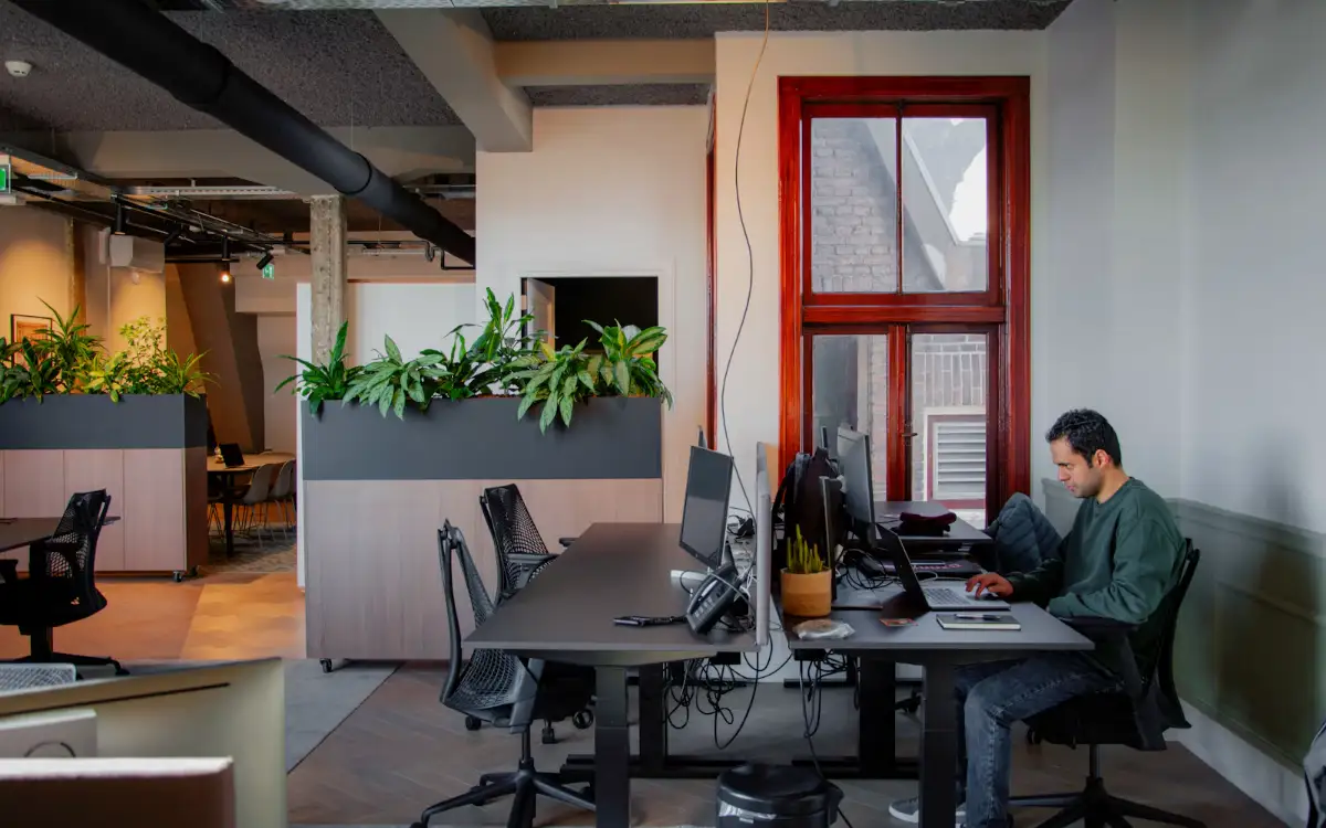 Zakelijke kantooromgeving waar digitale werkprocessen en software samenkomen