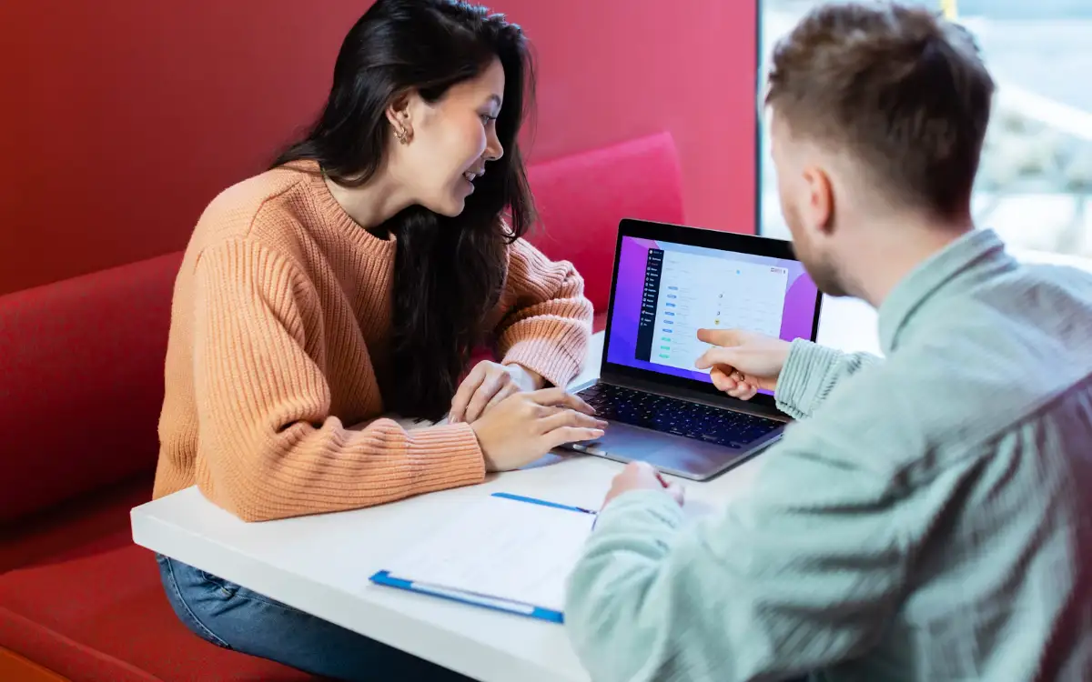Twee collega's bespreken de keuze voor een zakelijke softwareoplossing