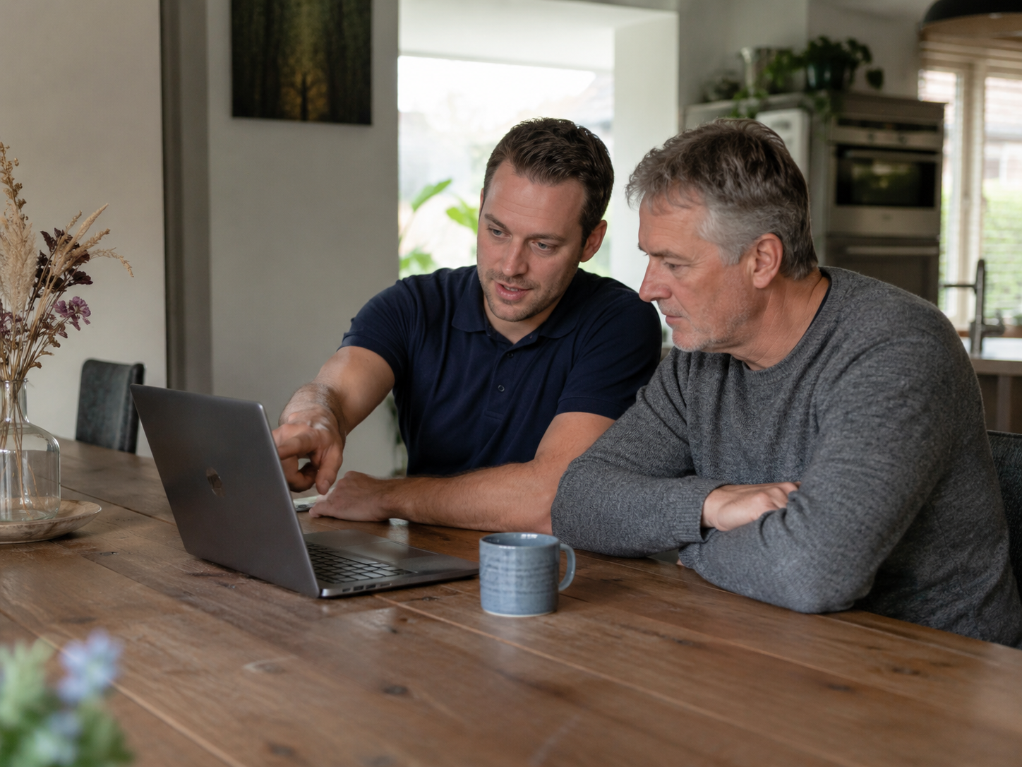 Computerhulp aan huis, rustig samen naar de laptop kijken